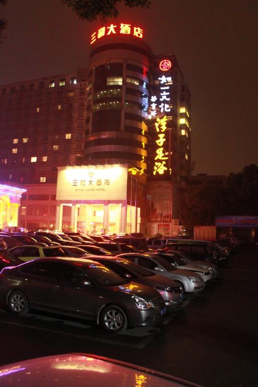Changsha West Ya three and Grand Hotel